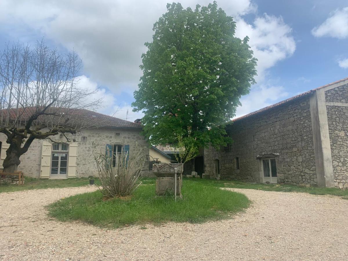 Maison Papillon Gite De Ressourcement Lusignan-Petit Exterior photo